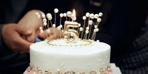 Bolo de aniversário branco com uma vela